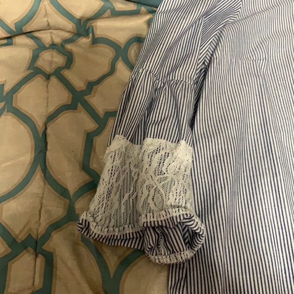 Smoke free. Like new dress shirt. - Picture 2 of 6